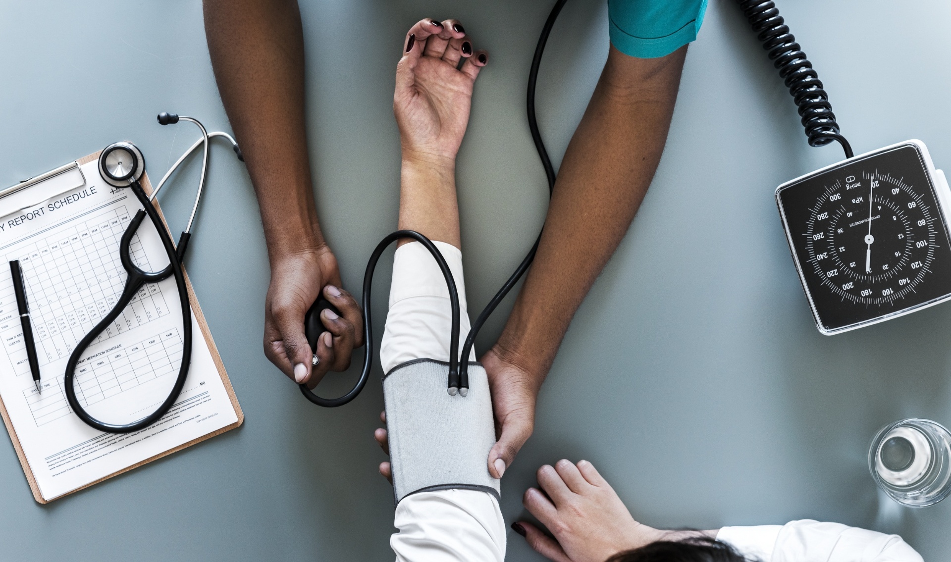 Escritorio médico con estetoscopio y equipamiento